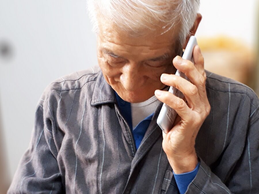 生成AIチャットと会話する老人